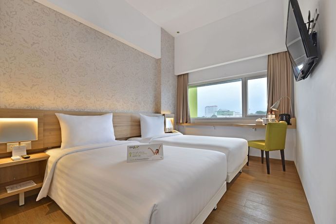 Imagen de la habitación del Hotel Whiz Prime Basuki Rahmat Malang - Chse Certified. Foto 14