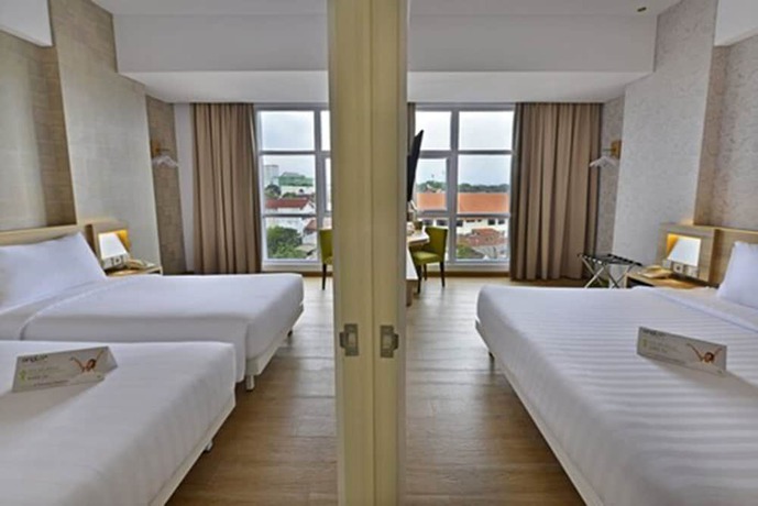 Imagen de la habitación del Hotel Whiz Prime Basuki Rahmat Malang - Chse Certified. Foto 16