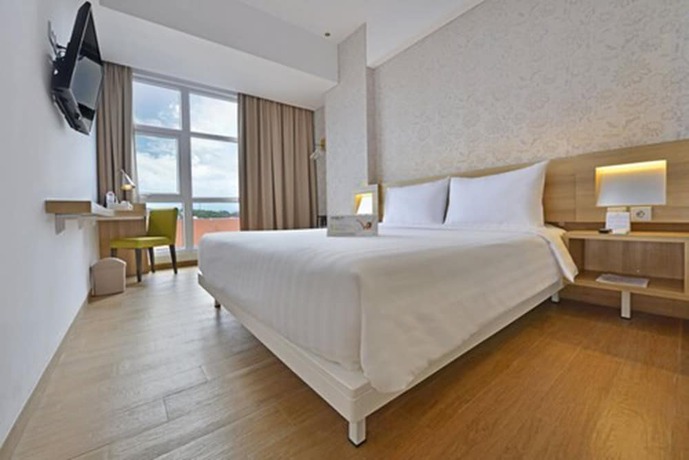 Imagen de la habitación del Hotel Whiz Prime Basuki Rahmat Malang - Chse Certified. Foto 18
