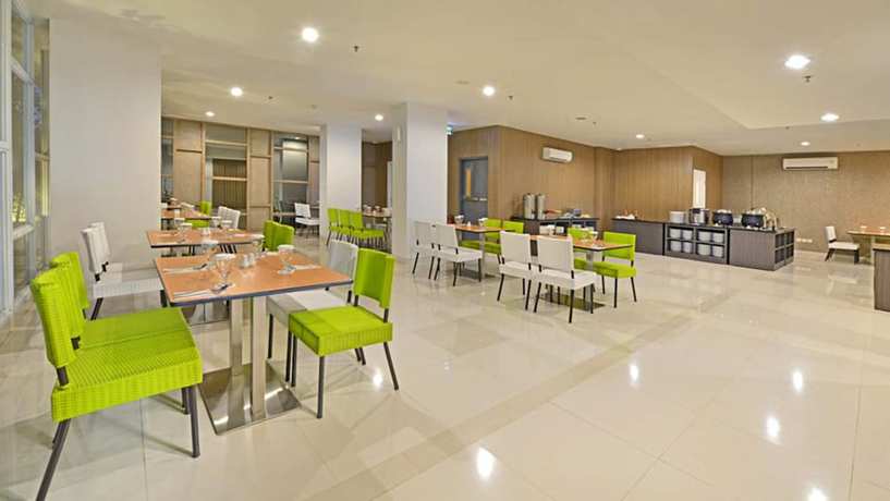 Imagen del bar/restaurante del Hotel Whiz Prime Hasanuddin Makassar - Chse Certified. Foto 3