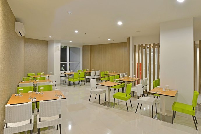 Imagen del bar/restaurante del Hotel Whiz Prime Hasanuddin Makassar - Chse Certified. Foto 4