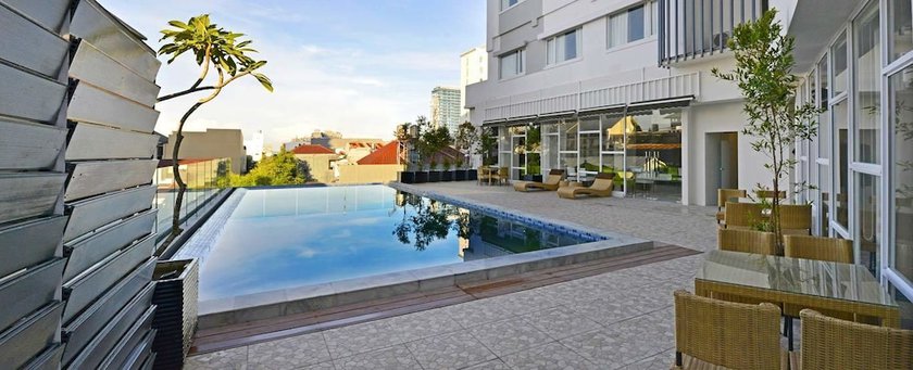 Imagen de la piscina del Hotel Whiz Prime Hasanuddin Makassar - Chse Certified. Foto 19