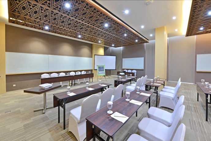 Imagen de los interiores del Hotel Whiz Prime Khatib Sulaiman Padang - Chse Certified. Foto 11