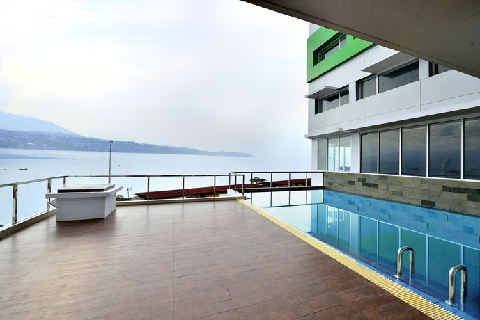 Imagen de la piscina del Hotel Whiz Prime Megamas Manado - Chse Certified. Foto 8