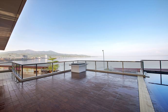 Imagen de la piscina del Hotel Whiz Prime Megamas Manado - Chse Certified. Foto 9