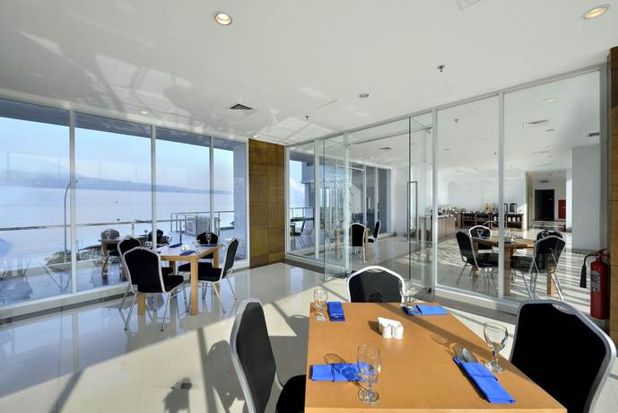 Imagen del bar/restaurante del Hotel Whiz Prime Megamas Manado - Chse Certified. Foto 2