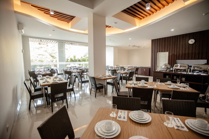 Imagen del bar/restaurante del Hotel Whiz Prime Sudirman Makassar. Foto 3