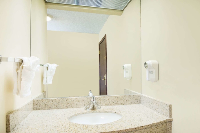 Imagen de la habitación del Hotel Wichita West Inn and Suites. Foto 13