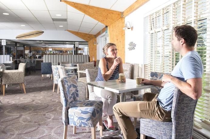 Imagen del bar/restaurante del Hotel Widemouth Bay Caravan Park. Foto 2