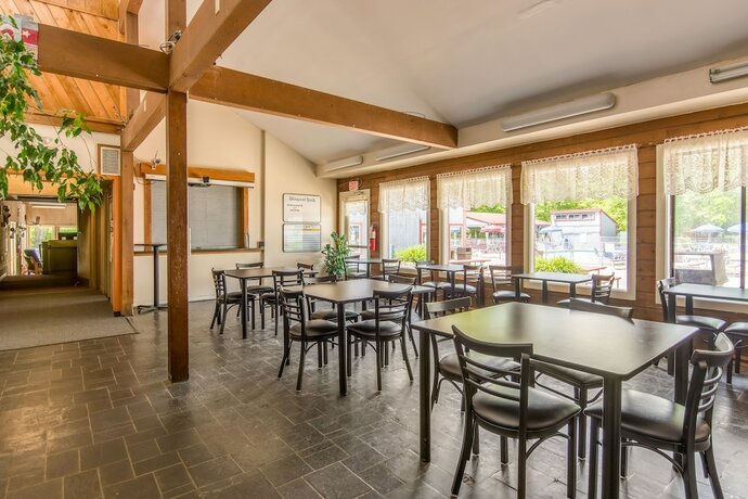 Imagen del bar/restaurante del Hotel Williamsburg Rv And Camping Resort. Foto 19