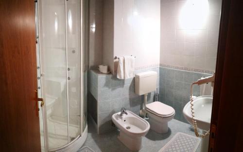 Imagen de la habitación del Hotel Willy. Foto 6