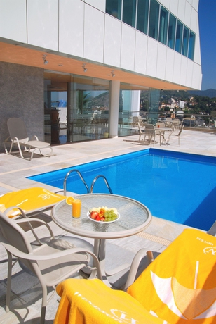 Imagen de la piscina del Hotel Windsor Asturias. Foto 16