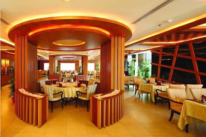 Imagen del bar/restaurante del Hotel Windsor Rajadhani. Foto 2