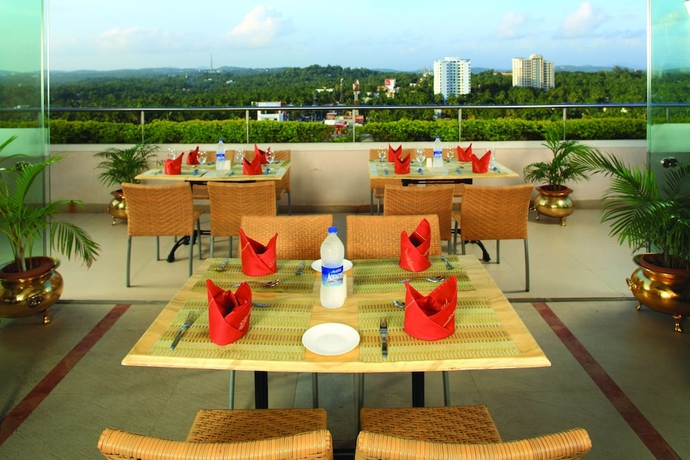 Imagen del bar/restaurante del Hotel Windsor Rajadhani. Foto 4