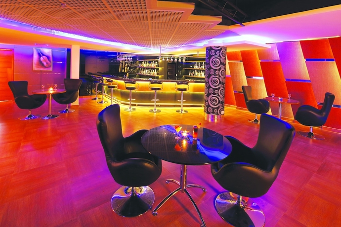 Imagen del bar/restaurante del Hotel Windsor Rajadhani. Foto 7