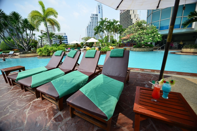 Imagen de la piscina del Hotel Windsor Suites Bangkok. Foto 13