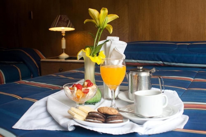 Imagen de la habitación del Hotel Windsor Suites. Foto 2