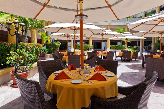 Imagen del bar/restaurante del Hotel Windward Passage. Foto 5