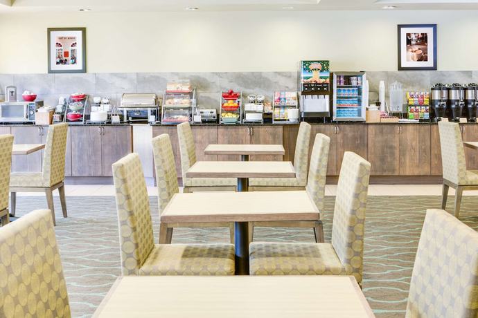 Imagen del bar/restaurante del Hotel Wingate By Wyndham Bossier City, La. Foto 2