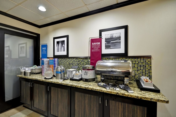 Imagen del bar/restaurante del Hotel Wingate By Wyndham Charleston Coliseum. Foto 3