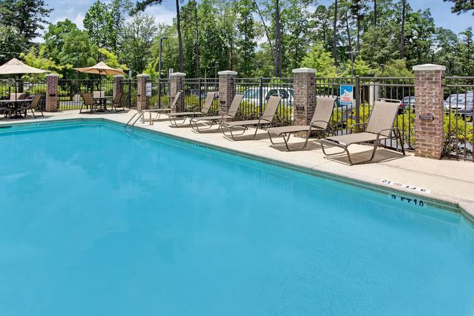 Imagen de la piscina del Hotel Wingate By Wyndham Charleston. Foto 20