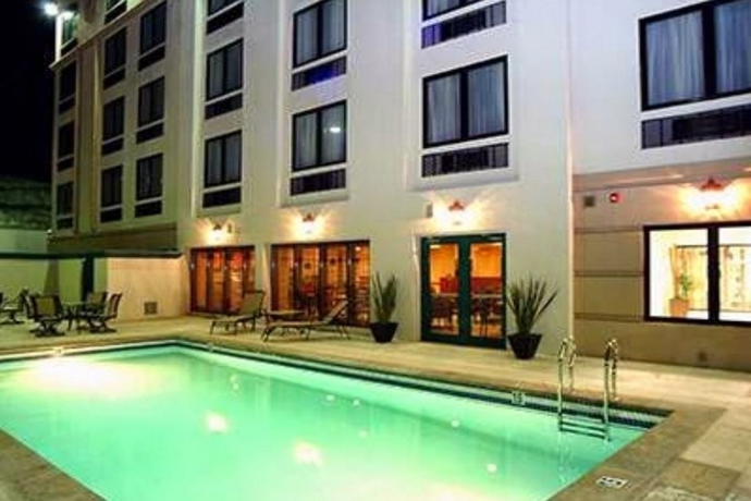 Imagen de la piscina del Hotel Wingate By Wyndham Chihuahua. Foto 15