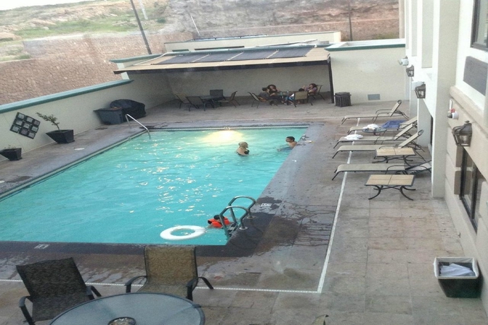 Imagen de la piscina del Hotel Wingate By Wyndham Chihuahua. Foto 16