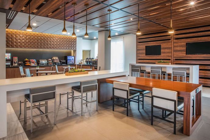 Imagen del bar/restaurante del Hotel Wingate By Wyndham Denver Airport. Foto 4