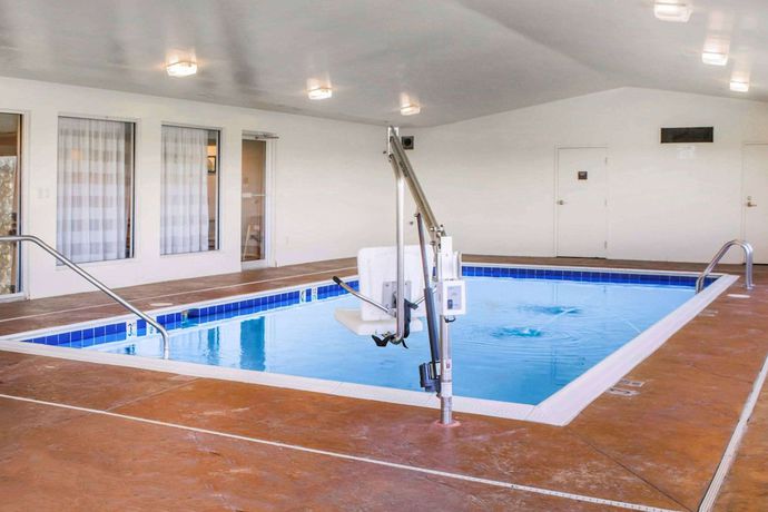 Imagen de la piscina del Hotel Wingate By Wyndham Dublin Near Claytor Lake State Park. Foto 19