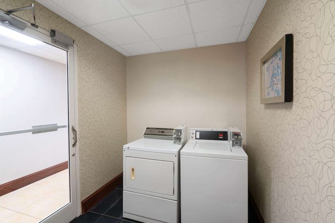 Imagen de los interiores del Hotel Wingate By Wyndham Fletcher At Asheville Airport. Foto 18