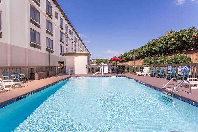 Imagen de la piscina del Hotel Wingate By Wyndham - Greenville-airport. Foto 20