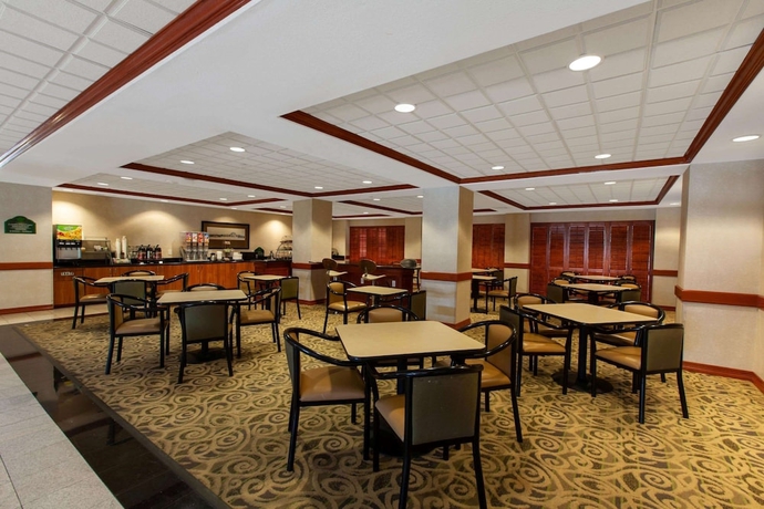 Imagen del bar/restaurante del Hotel Wingate By Wyndham - Houston/willowbrook. Foto 2