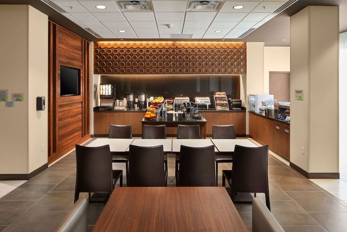 Imagen del bar/restaurante del Hotel Wingate By Wyndham Hurricane Wv. Foto 3