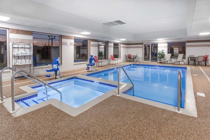Imagen de la piscina del Hotel Wingate By Wyndham - Joliet. Foto 12