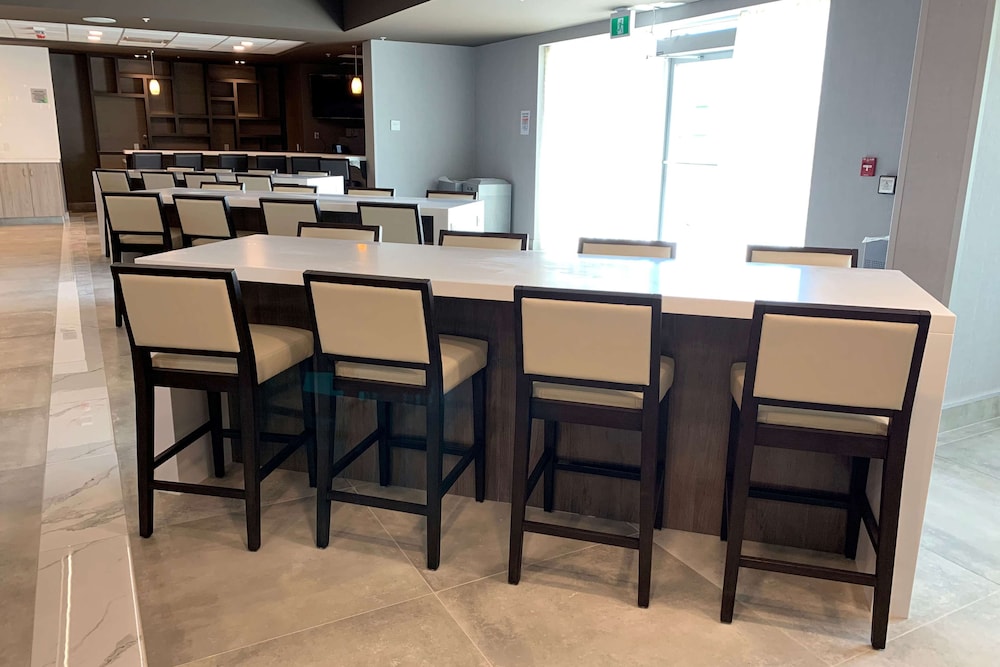 Imagen del bar/restaurante del Hotel Wingate By Wyndham Kanata West Ottawa. Foto 1