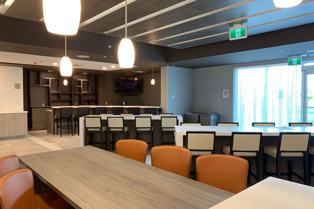 Imagen del bar/restaurante del Hotel Wingate By Wyndham Kanata West Ottawa. Foto 2