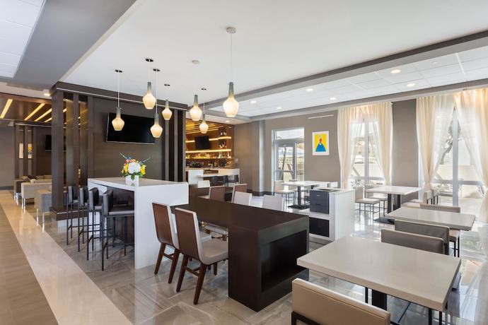 Imagen del bar/restaurante del Hotel Wingate By Wyndham Miami Airport. Foto 3