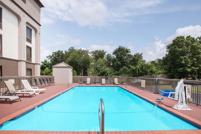 Imagen de la piscina del Hotel Wingate By Wyndham North Little Rock. Foto 15