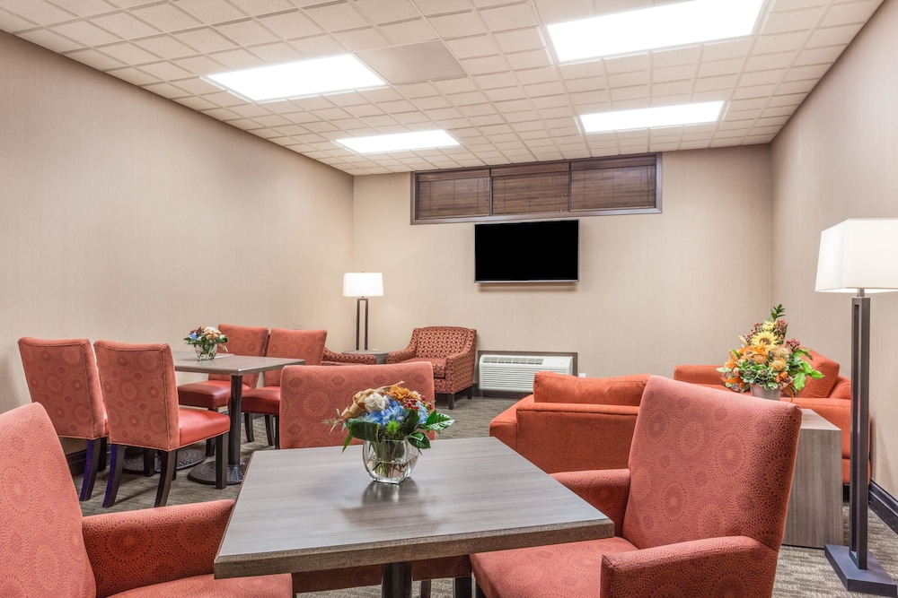 Imagen de los interiores del Hotel Wingate By Wyndham Regina. Foto 16