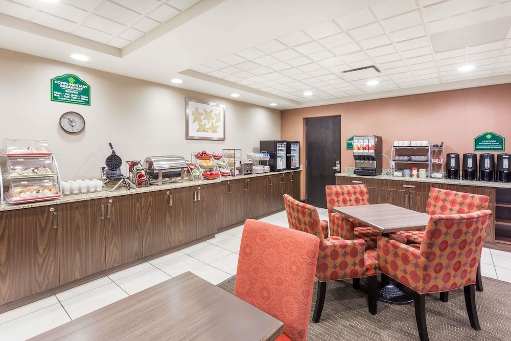 Imagen de los interiores del Hotel Wingate By Wyndham Regina. Foto 20