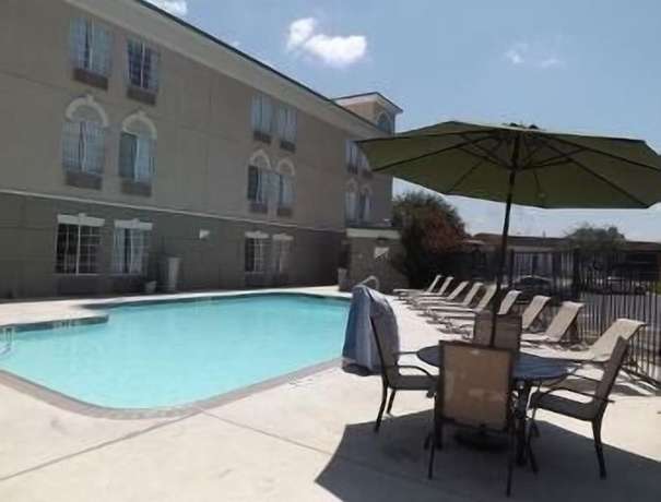 Imagen de la piscina del Hotel Wingate By Wyndham San Marcos. Foto 14