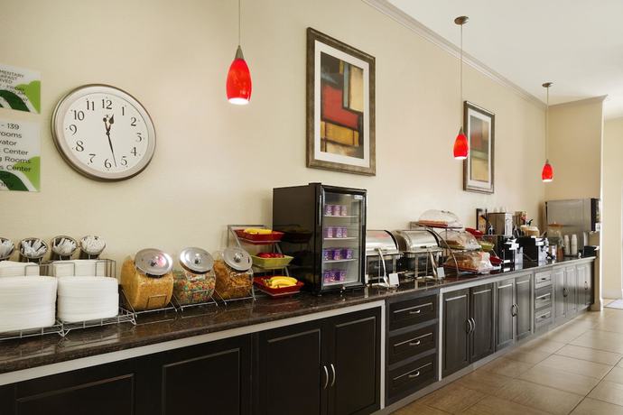 Imagen del bar/restaurante del Hotel Wingate By Wyndham San Marcos. Foto 2