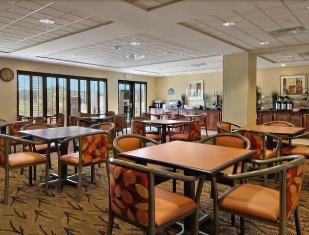 Imagen del bar/restaurante del Hotel Wingate By Wyndham Savannah/pooler. Foto 2