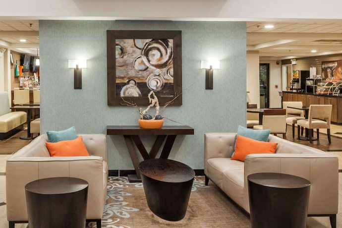 Imagen de los interiores del Hotel Wingate By Wyndham Schaumburg. Foto 18