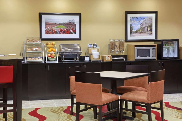 Imagen del bar/restaurante del Hotel Wingate By Wyndham State Arena Raleigh/cary. Foto 2