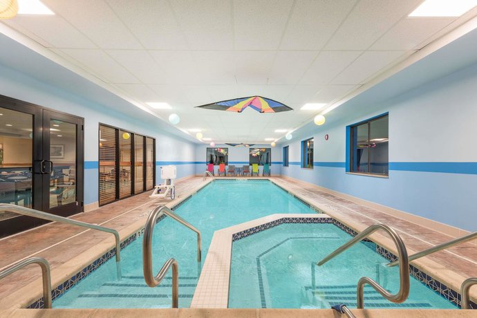 Imagen de la piscina del Hotel Wingate By Wyndham - York. Foto 12