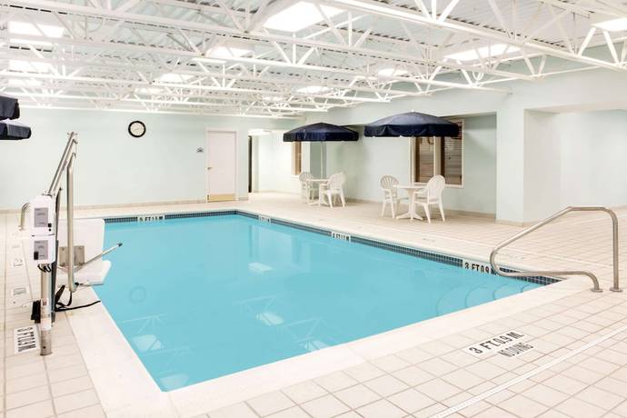 Imagen de la piscina del Hotel Wingate by Wyndham Bridgeport/Clarksburg. Foto 15