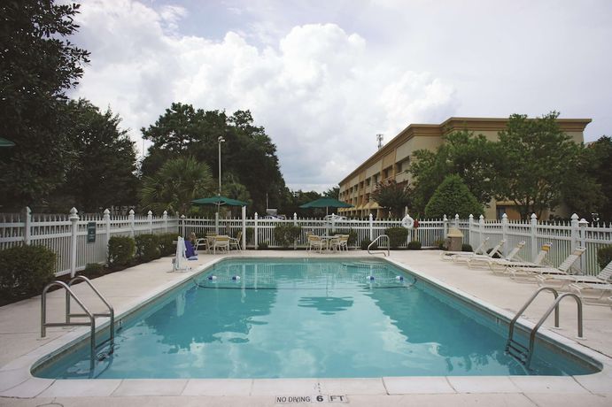 Imagen de la piscina del Hotel Wingate by Wyndham Brunswick GA / I-95. Foto 19