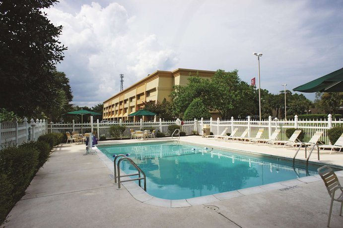 Imagen de la piscina del Hotel Wingate by Wyndham Brunswick GA / I-95. Foto 20