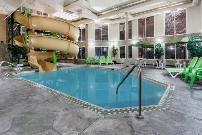 Imagen de la piscina del Hotel Wingate by Wyndham Calgary South. Foto 18